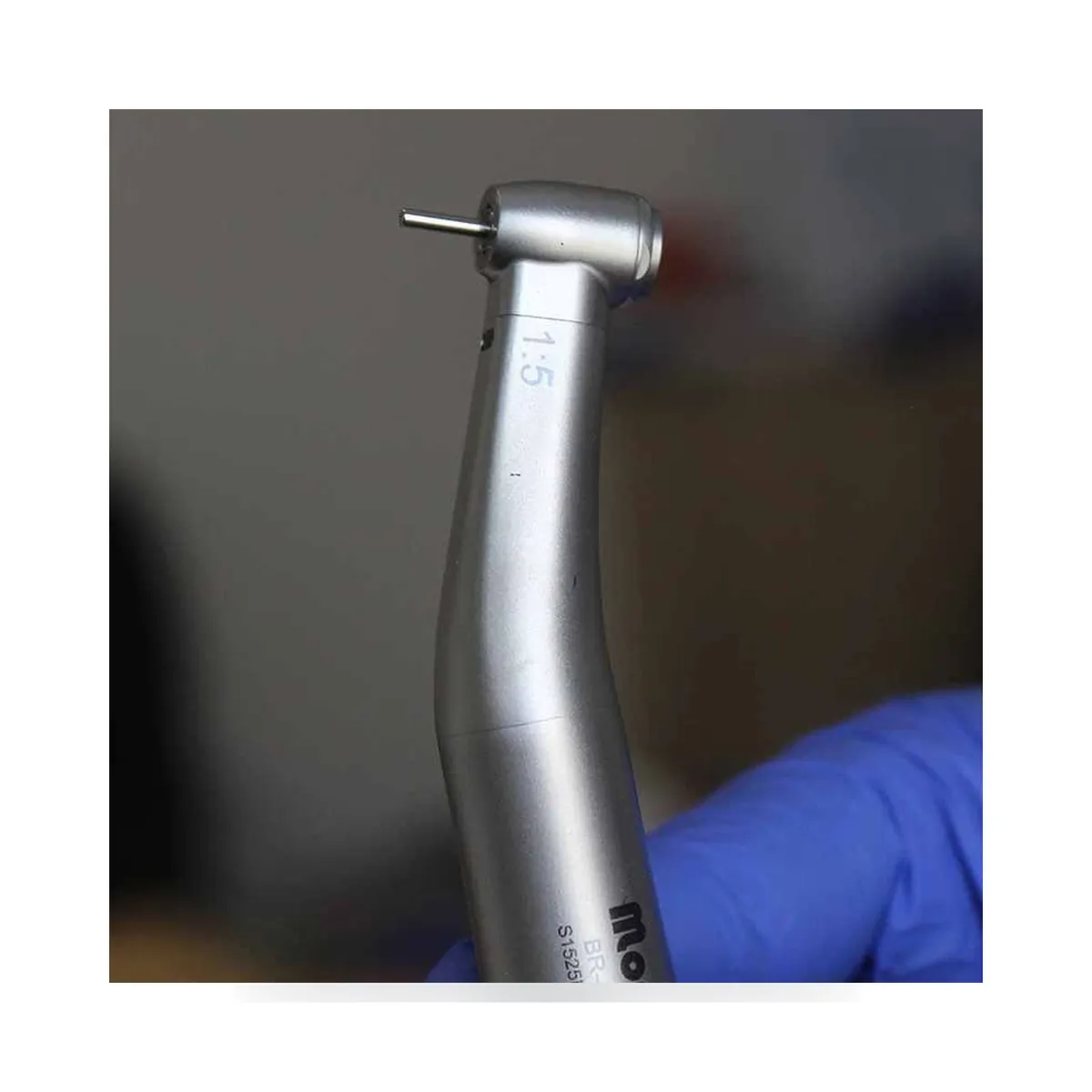 Contre-angle multiplicateur 1:5 More Dent BR-422SS-15 en acier inoxydable avec bague rouge.